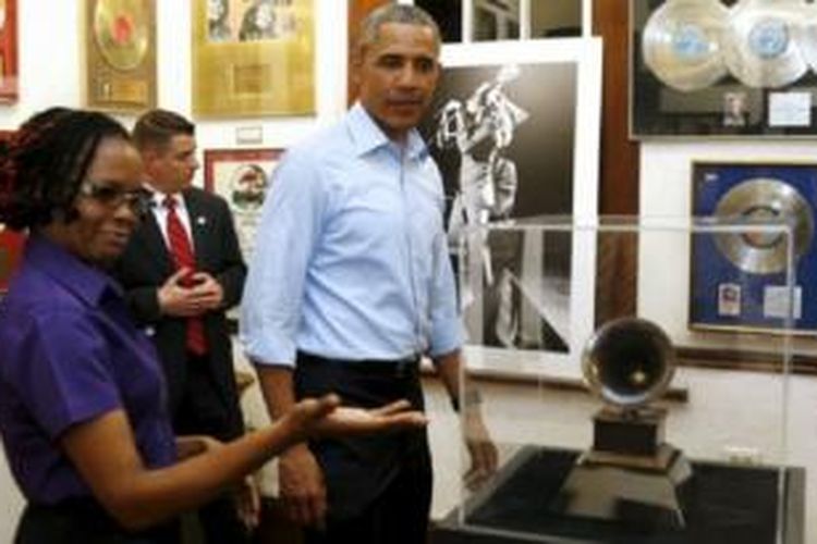 Presiden Amerika Serikat Barack Obama saat mengunjungi Museum Bob Marley