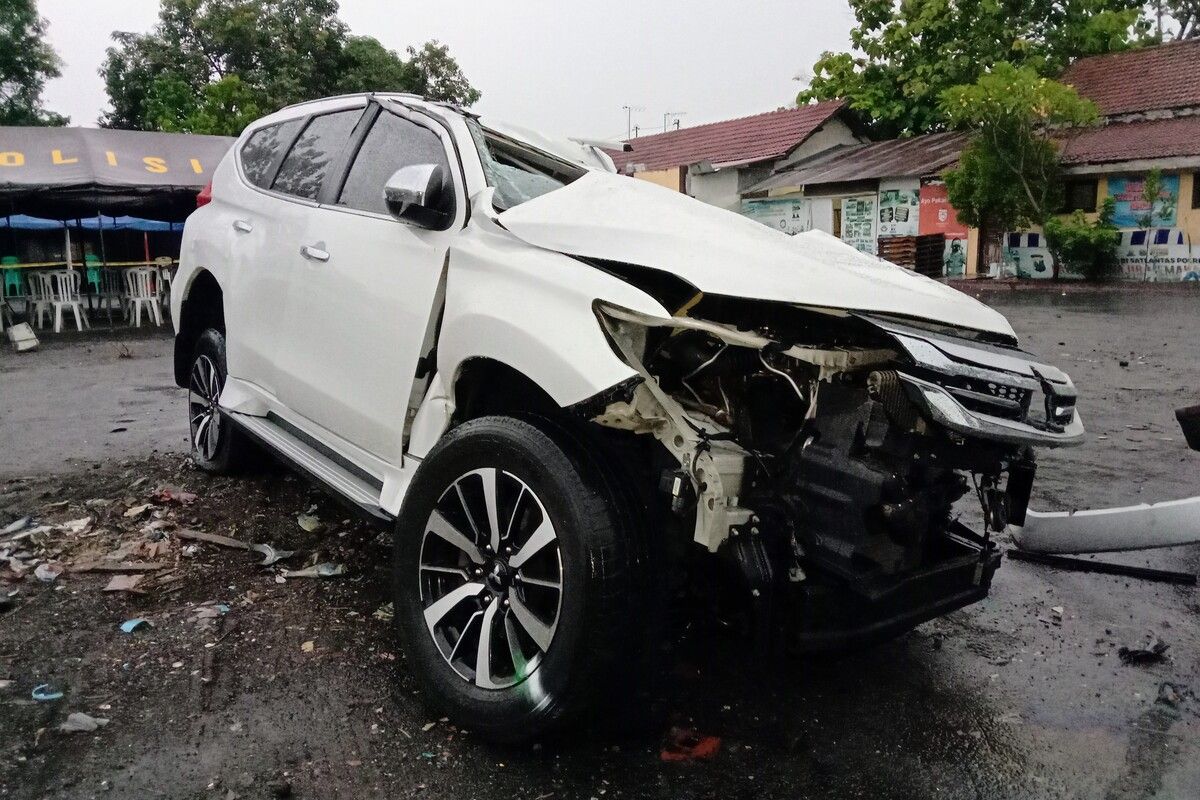 Kondisi kendaraan yang ditumpangi keluarga Vanessa Angel, setelah mengalami kecelakaan tunggal di (Km) 672+300 jalur A ruas Tol Jombang arah Mojokerto.