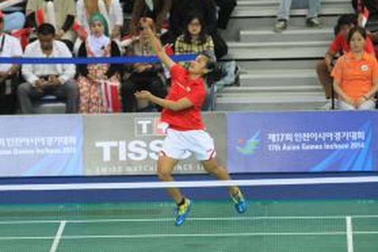 Pebulu tangkis tunggal putri Indonesia, Hanna Ramadini, mengembalikan kok ke arah pemain Maladewa, Aminath Nabeeha Abdul Razzaq, 21-4, 21-3, pada babak pertama Asian Games 2014 di Incheon, Sabtu (20/9/2014).