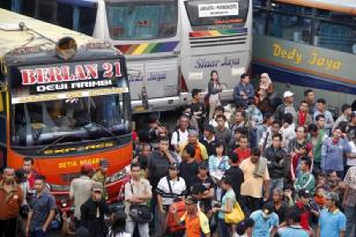 Ilustrasi: Para pemudik memadati Terminal Kampung Rambutan, Jakarta Timur, Kamis (16/8/2012). H-3 kali ini dipastikan sebagai puncak arus mudik di Terminal Kampung Rambutan, meski turun dari jumlah tahun lalu yang mencapai 22648 penumpang.  