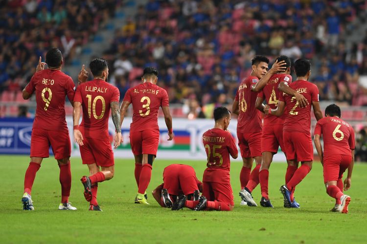 Pesepak bola Indonesia merayakan gol yang dicetak Zulfiandi (kedua kanan) ke gawang Thailand dalam laga lanjutan Piala AFF 2018 di Stadion Nasional Rajamangala, Bangkok, Thailand, Sabtu (17/11/2018).