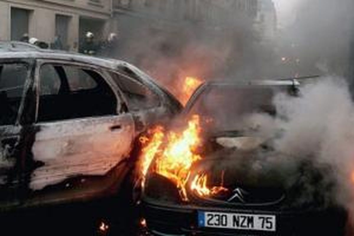 Mobil terbakar di Paris