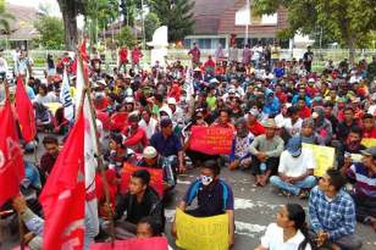 Ratusan warga yang menolak pengerukan pasir laut datangi kantor Gubernur NTB