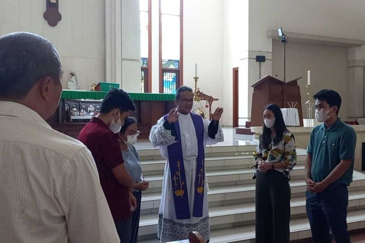 Saat Romo Budi dan Keluarga Iwan Boedi panjatkan doa untuk almarhum di Gereja Santo Iganius Loyola Banjardowo Genuk, Kota Semarang. Kamis (3/11/2022)