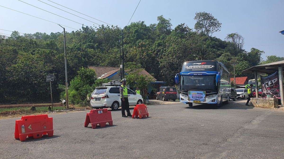 Pantai Drini Gunungkidul Diserbu Wisatawan, Antrean Kendaraan Mengular hingga 1 Kilometer