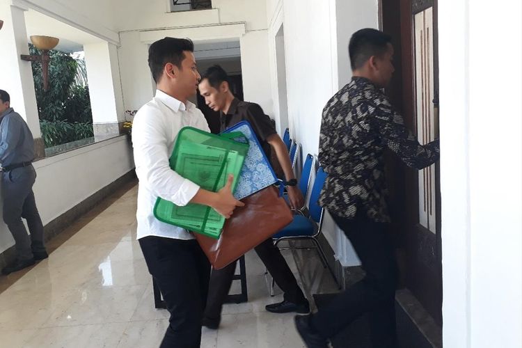 Bupati Trenggalek Mochammad Nur Arifin memasuki ruang pemeriksaan di ruang Brawijaya di komplek kantor Gubernur Jawa Timur, Rabu (10/7/2019)