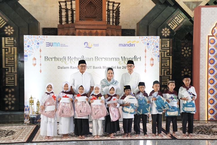 Bank Mandiri membagikan 2.600 santunan pendidikan kepada anak yatim piatu dari 52 yayasan di Masjid At-Tin, Taman Mini, Jakarta Timur, Jumat (4/10/2024). 