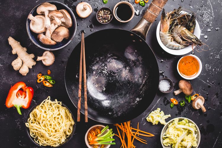 Ilustrasi wok dan sayuran untuk tumis ala Chinese food. 