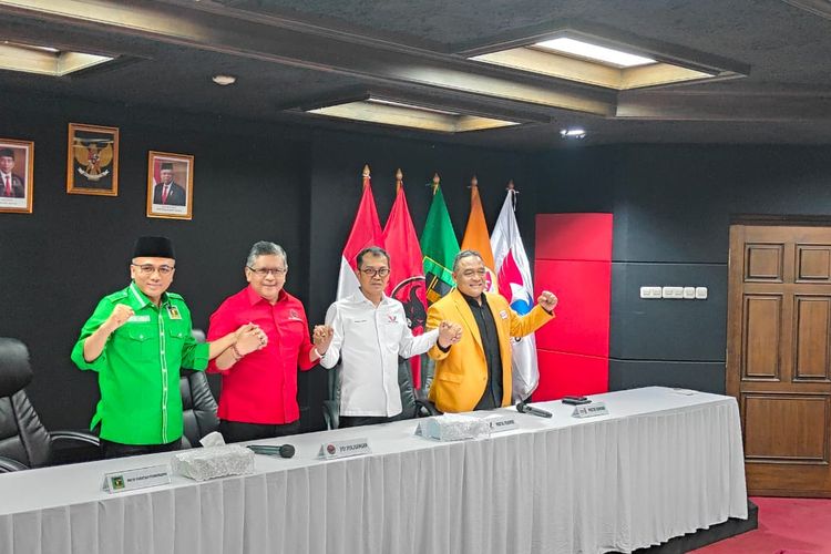 Empat elite partai politik pengusung Ganjar bergandengan tangan sebelum memulai rapat konsolidasi kedua di Gedung High End, kawasan Jakarta Pusat, Rabu (13/9/2023). Tampak dalam foto, Sekjen PPP Arwani Thomafi (baju hijau), Sekjen PDI-P Hasto Kristiyanto (baju merah), Sekjen Perindo Ahmad Rofiq (baju putih) dan Waketum Hanura Benny Rhamdani.