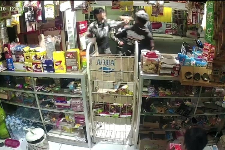 BAKU HANTAM: Rekaman video yang memuat aksi baku hantam antar sesama pemuda di Jalan Riung Hegar Raya, Kelurahan Cisaranten Kidul, Kecamatan Gedebage, Kota Bandung, Jawa Barat, Sabtu (12/10/2024) dini hari.