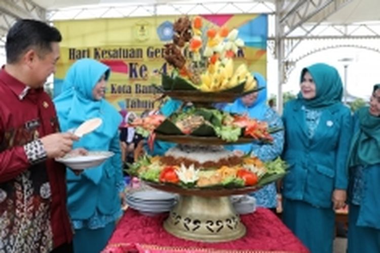 Nasi astakona tumpeng khas Banjar, Kalimantan Selatan.
