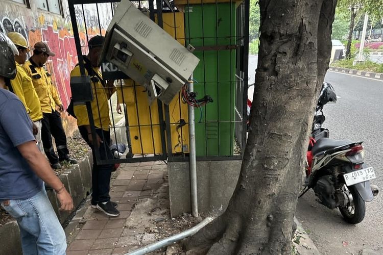 Pencuri Kabel PJU di Jatinegara Jaktim Tertangkap Saat Beraksi di Siang Bolong
