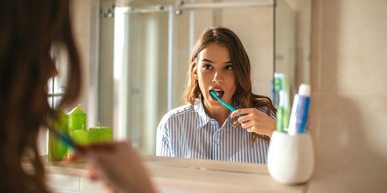 Ilustrasi menyikat gigi untuk menjaga kesehatan gigi.