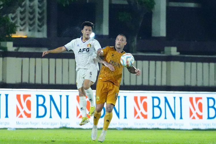 Pemain Persik Kediri Bayu Otto berduel dengan pemain asing Bhayangkara FC Radja Nainggolan saat laga pekan ke-31 Liga 1 2023-2024 yang berakhir dengan skor 7-0 di Stadion STIK Jakarta, Selasa (16/4/2024) malam.                  