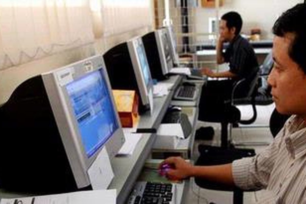 Pendaftaran Online Siswa Baru SMA  Petugas memasukkan data calon siswa baru SMA secara online saat pendaftaran peserta didik baru (PPDB) di SMA 70, Jakarta Selatan, Jumat (2/7/2010). Mulai tahun pelajaran 2010/2011, seluruh proses pendaftaran peserta didik baru (PPDB) seluruh SMA/SMK Negeri di Jakarta dilakukan secara online. Pendaftaran tersebut berlangsung hingga 3 Juli mendatang.