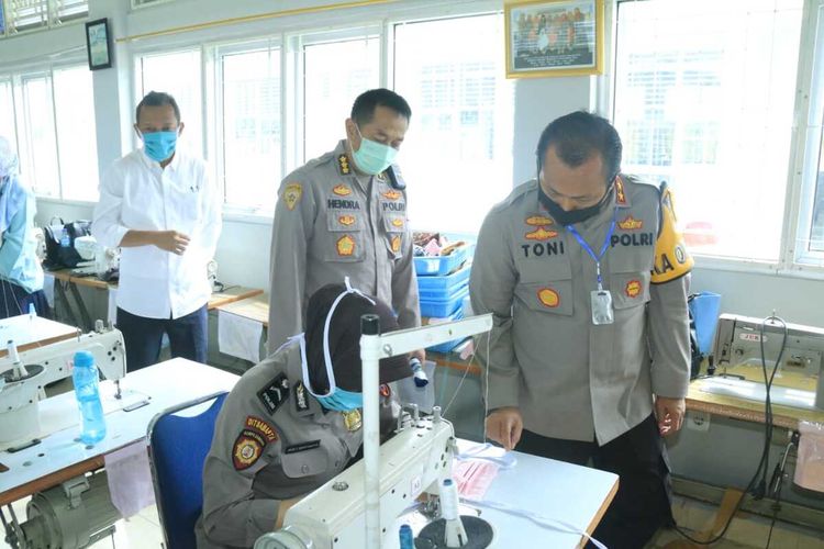 Kapolda Sumbar Irien Pol Toni Harmanto melihat personel Polda yang membuat masker di BLK Padang, Selasa (14/4/2020)