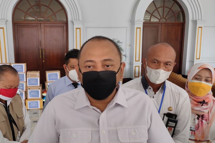 Wali Kota Tegal Dedy Yon didampingi Sekda Johardi dan Kepala Dinkes dr. Sri Prima Indraswari memberikan keterangan kepada wartawan terkait capaian vaksinasi, di Balai Kota Tegal, Rabu (18/8/2021)
