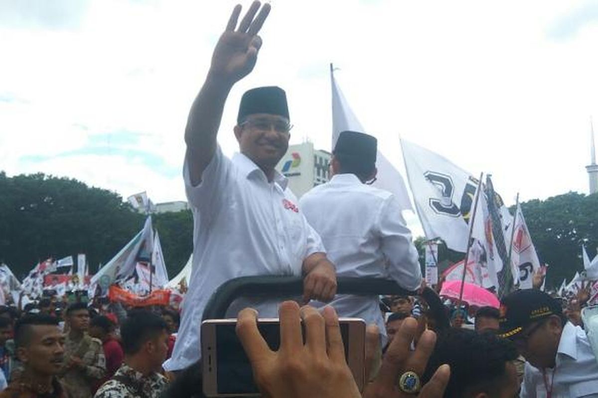 Ketua Umum Partai Gerindra Prabowo Subianto, Presiden PKS Sohibul Iman, dan pasangan calon gubenur-wakil gubernur DKI Jakarta Anies Baswedan-Sandiaga Uno, diarak mobil dalam kampanye akbar di Lapangan Banteng, Jakarta Pusat, Minggu (5/2/2017).