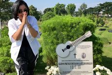 Momen Haru Ketika Gewa Ikut Mutia Ayu Ziarah ke Makam Glenn Fredly