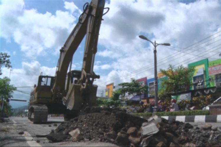 Proses perbaikan jalur persiapan mudik lebaran tahun ini, di wilayah kabupaten Trenggalek Jawa timur (27/05/2018)