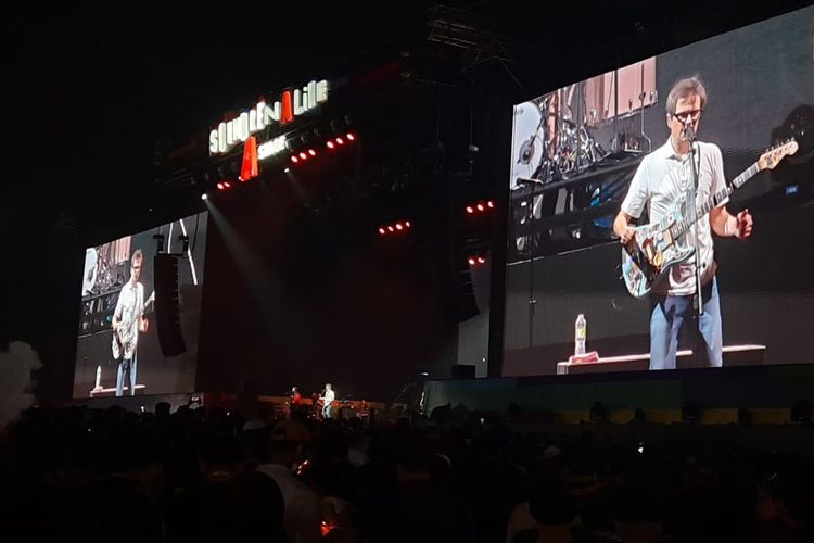 Vokalis Weezer, Rivers Cuomo menyapa penonton Soundrenaline dengan Bahasa Indonesia yang fasih. Cuomo bahkan menyebutkan kata-kata seperti bestie dan bro untuk mendekatkan diri dengan fans di Indonesia.