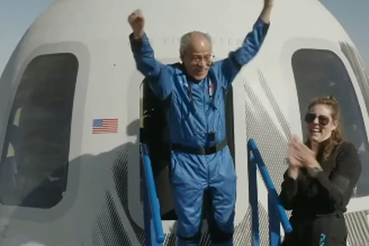 Ed Dwight, seniman berusia 90 tahun menjadi orang tertua yang terbang ke luar angkasa. Dia tampak menunjukkan emosinya usai akhirnya mencapai luar angkasa karena sempat gagal menjadi astronot Afrika-Amerika pertama sekitar 60 tahun lalu.