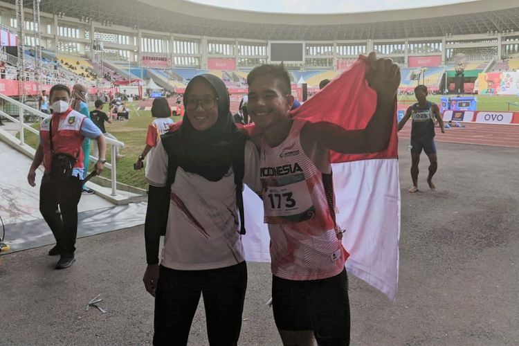 Pasangan suami istri sekaligus atlet Indonesia di ASEAN Para Games 2022, Nur Ferry Pradana dan Putri Aulia. Hingga penyelenggaraan hari kelima APG 2022, Nur Ferry dan Putri telah menyumbang total enam medali emas bagi kontingen Merah Putih.