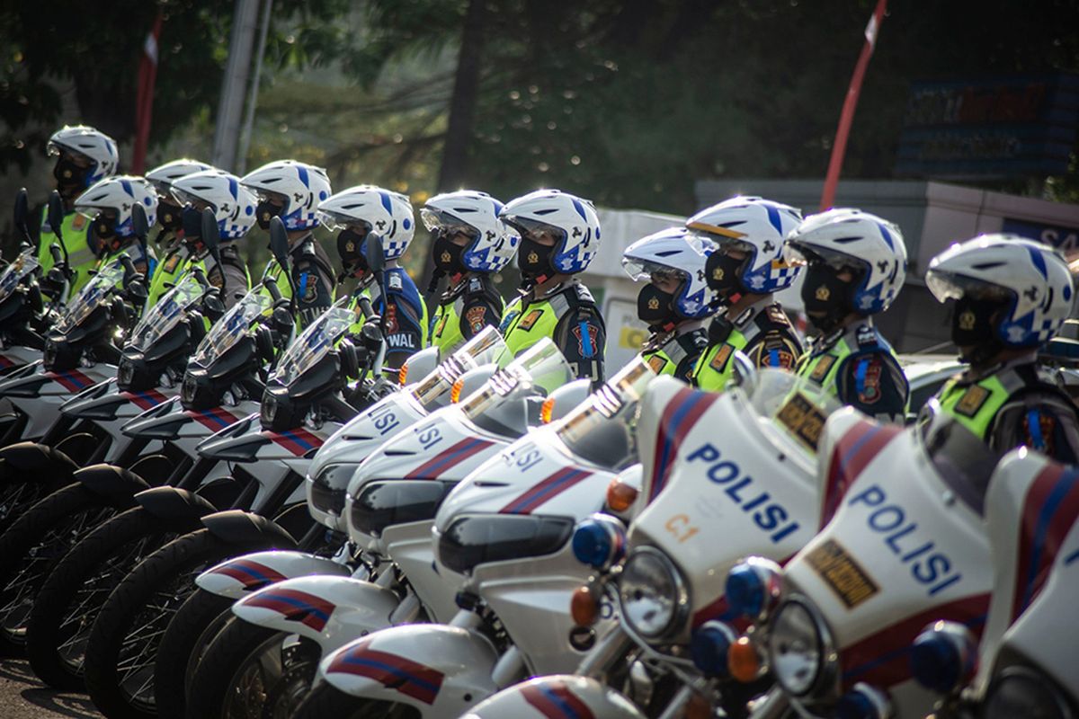 Sejumlah polisi lalu lintas wanita mengikuti Apel Gelar Pasukan Operasi Patuh Jaya Tahun 2020 di Polda Metro Jaya, Jakarta, Kamis (23/7/2020). ANTARA FOTO/Aprillio Akbar