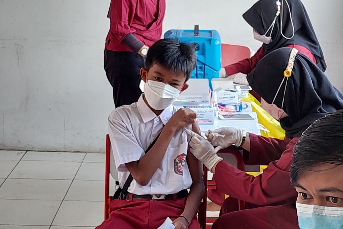 Seorang peserta vaksinasi golongan anak berusia 6-11 yang divaksin Covid-19 di SDN Rawa Buntu 3, Kota Tangerang Selatan, Senin (14/12/2021).