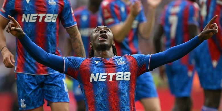 Penyerang Crystal Palace Eberechi Eze merayakan setelah mencetak gol pembuka pada pertandingan semifinal Piala FA Inggris antara Crystal Palace dan Aton Villa di Stadion Wembley di London utara pada tanggal 26 April 2025.