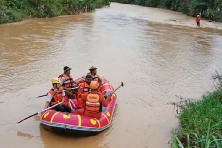 Basarnas Banten melakukan pencarian terhadap dua korban tambang emas liar di Kecamatan Cibeber, Lebak yang masih hilang, Kamis (10/12/2020)