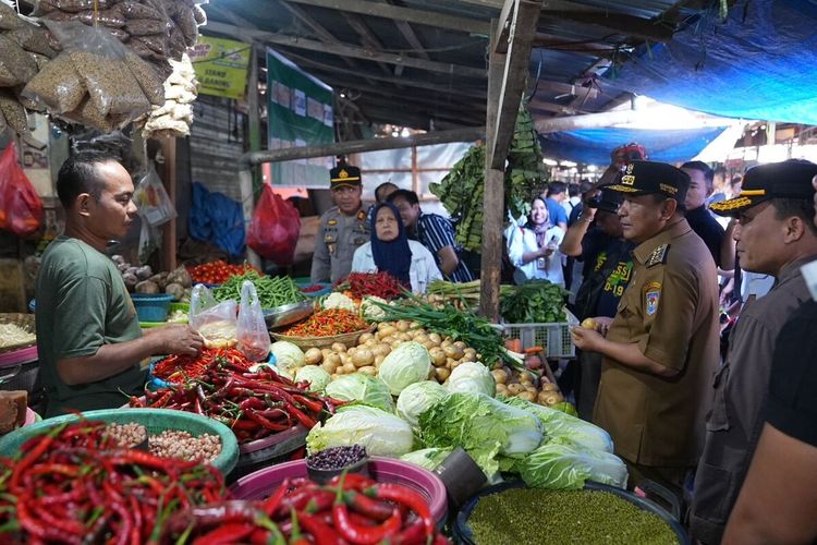 Pj Gubernur Sulsel, Bahtiar Baharuddin saat meninjau harga bahan pokok di Pasar Terong Makassar, Rabu (27/9/2023)