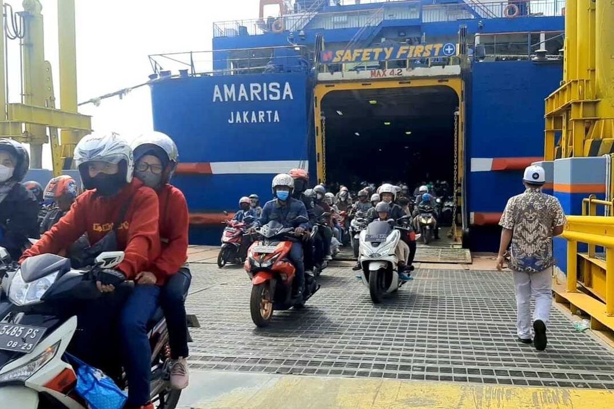 Proses bongkar muat di Pelabuhan Merak, Banten pada saat periode libur Natal dan tahun baru 2023. Sebanyak 334.533 orang telah diseberangkan ke Pulau Sumatera melalui Pelabuhan Merak dari H-8 hingga H-1 Natal 2022