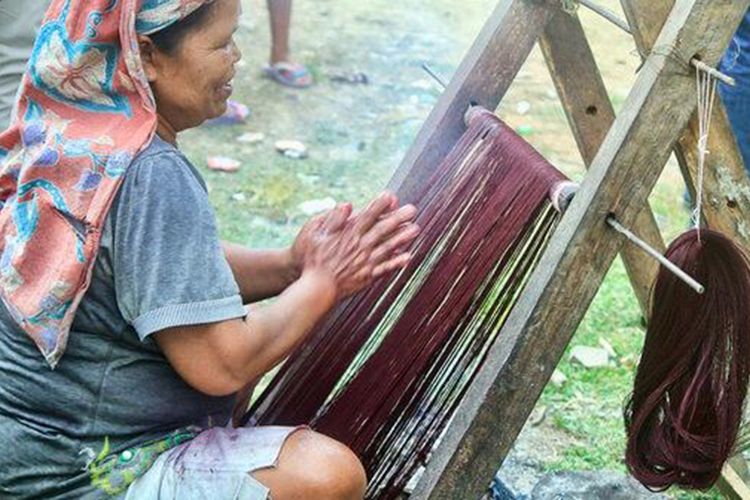 Pembuatan kain ulos. Kain Ulos merupakan kain tenun khas Batak yang sangat cantik, biasanya dipakai pada acara adat atau keagamaan. 