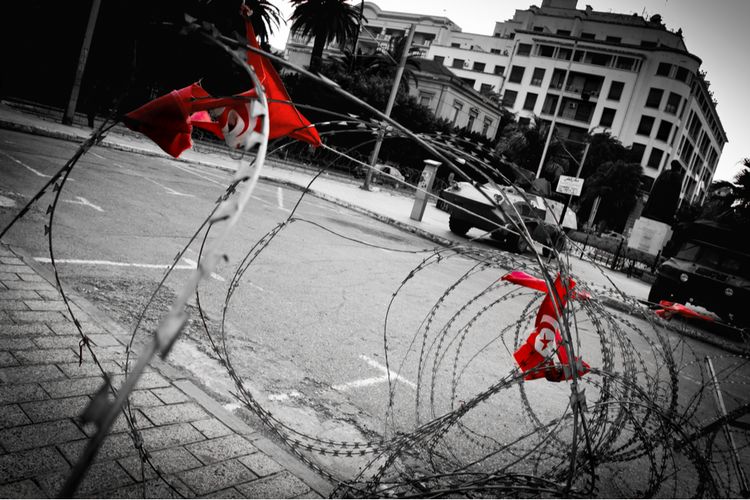 Salah satu sudut kota di Avenue Bourguiba, Tunisia. Pagar kawat berduri menandai tempat pemeriksaan yang dilakukan polisi di sejumlah penjuru kota. 