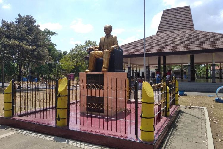 Patung dokter Soetomo di Museum dan Monumen Dr Soetomo di Desa Ngepeh, Kecamatan Loceret, Kabupaten Nganjuk