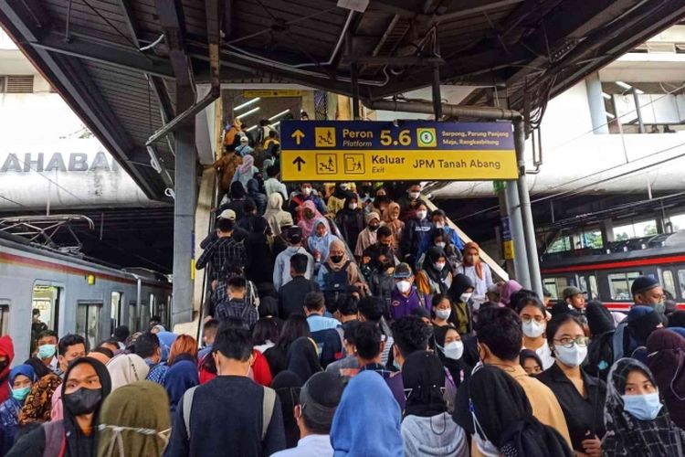 Gambaran kepadatan penumpang di Stasiun Tanah Abang pada jam sibuk.