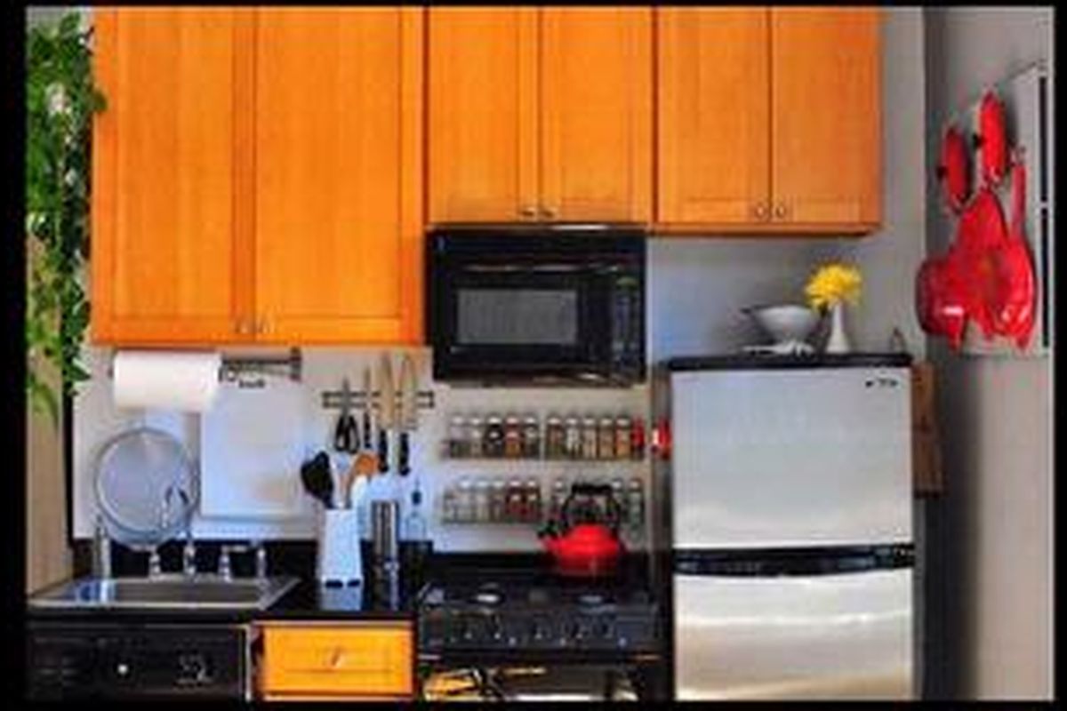 Kalau bisa, tekstur pada lemari memiliki unsur minimalis untuk memberikan kesan simpel dan tidak ramai.