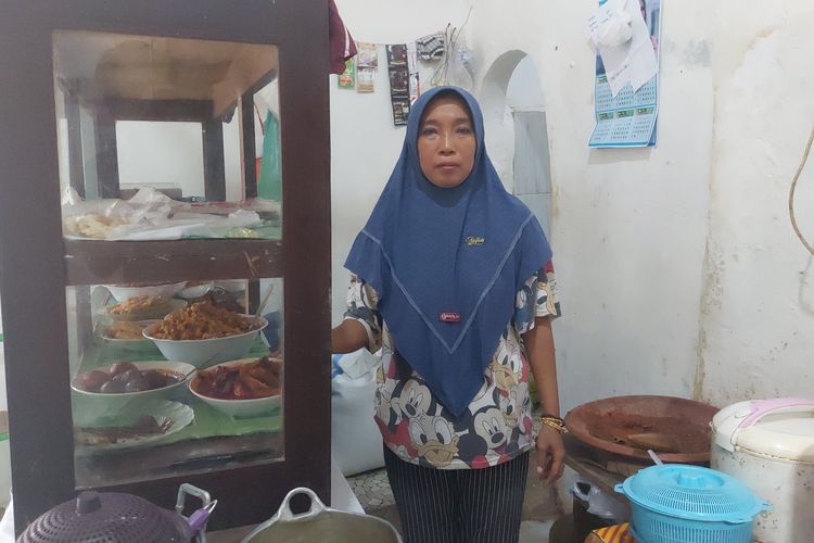 Asia Wulandari saat berada di warung nasi miliknya. Wulan termasuk relawan yang mengundurkan diri dari dapur makan bergizi gratis di Sumenep karena tak ada kejelasan soal gaji.