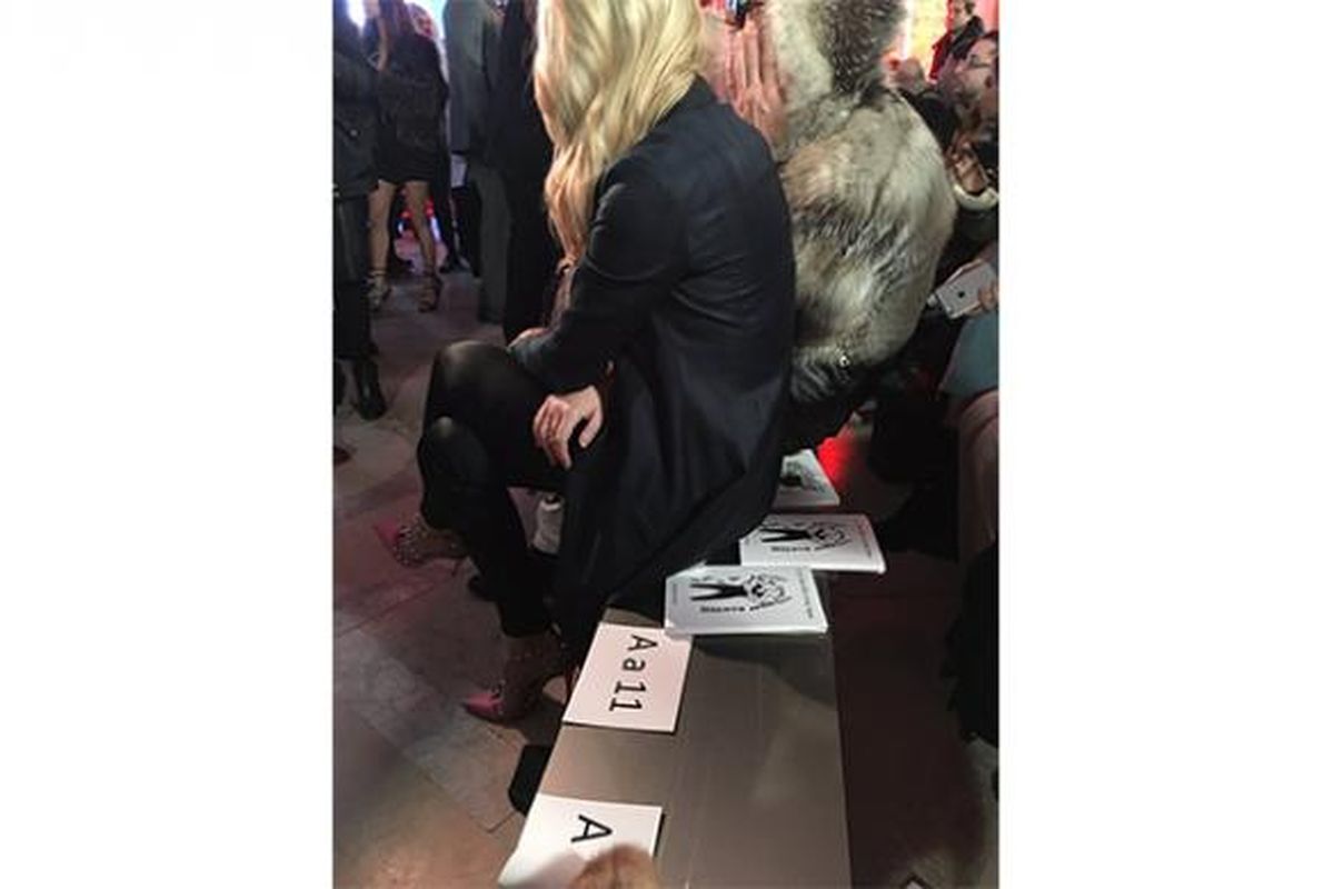 Tiffany Trump menghadiri pergelaran busana Phillip Plein dengan ruang kosong di sebelahnya karena tidak ada editor mode bersedia duduk sebelah putri Presiden ke-45 Amerika Serika tersebut. 