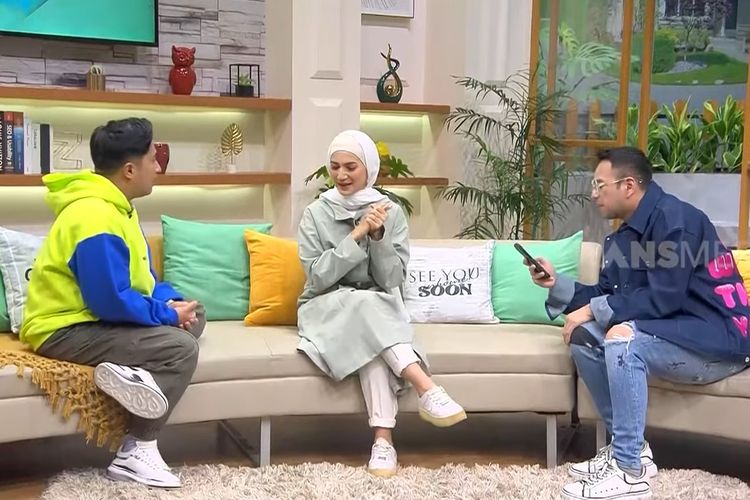 Artis peran Wanda Hamidah (tengah) berbincang dengan pembawa acara program FYP Trans7, Irfan Hakim (kiri) dan Raffi Ahmad.