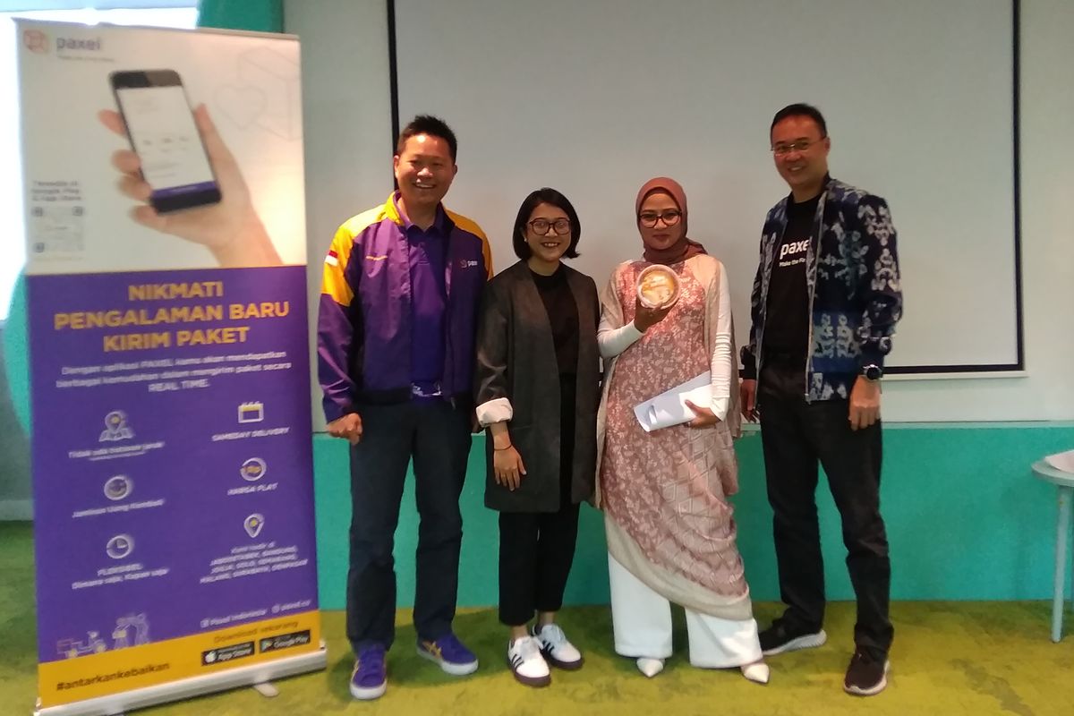 COO Paxel Zaldi Ilham Masita dan UKM Penjual online Gabriella Citra dalam pemaparan survei terbaru Paxel di Jakarta, Rabu (2/10/2019)