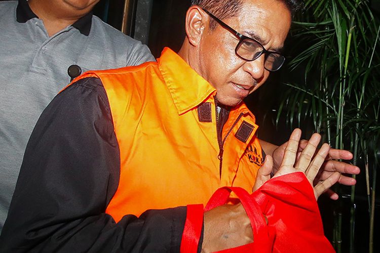 Bupati Mesuji Khamami mengenakan rompi tahanan seusai menjalani pemeriksaan terkait operasi tangkap tangan (OTT) kasus dugaan korupsi proyek infrastruktur di Dinas PUPR Kabupaten Mesuji di Gedung KPK, Jakarta, Jumat (25/1/2019). KPK menahan lima tersangka terkait OTT kasus dugaan korupsi proyek infrastruktur di Dinas PUPR Kabupaten Mesuji, yakni Bupati Mesuji Khamami dan adiknya Taufik Hidayat, Sekretaris Dinas PUPR Kabupaten Mesuji Wawan Suhendra, pemilik PT Jasa Promix Nusantara dan PT Secilia Putri Sibron Azis serta Kardinal selaku swasta.