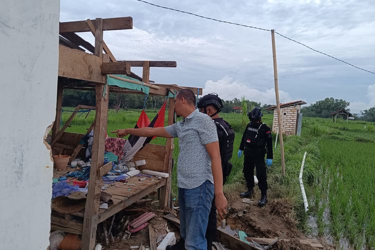 Tim Gegana Brimob Polda Jatim saat mengunjungi lokasi ledakan di Dusun Laok, Desa Bates, Kecamatan Dasuk, Kabupaten Sumenep, Jawa Timur.