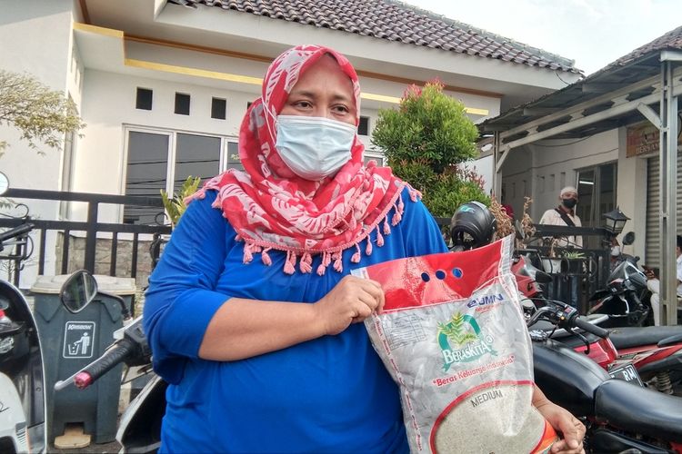 Yeti Saniati (40), warga Dusun Kalijurang, RT 001, RW 002, Desa Purwasari, Kecamatan Purwasari, Kabupaten Karawang bersyukur mendapat bantuan beras bansos Kemensos. 