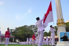 Jokowi Pimpin Upacara Penurunan Bendera di Istana Merdeka