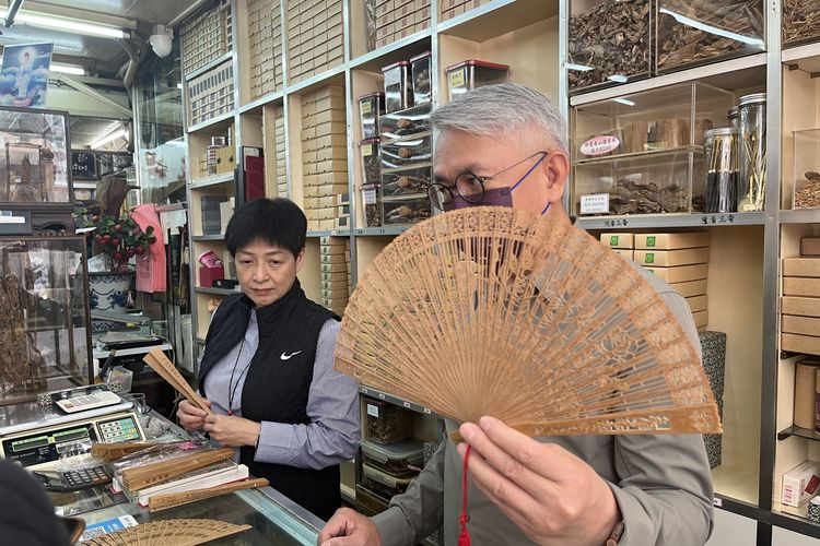 Pemilik toko Cheung Shing Fans Factory di kawasan West Kowloon, Hong Kong, Tuan Lo memperlihatkan kipas yang terbuat dari agarwood (kayu gaharu).