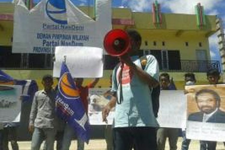 Puluhan kader dan simpatisan partai Nasdem Buton memprotes pemberhentian pengurus DPD II Nasdem Buton
