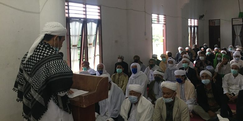 Ratusan jemaah tarekat Naqsabandiyah melaksanakan shalat Idul Fitri di Medan, Rabu (12/5/2021), satu hari lebih cepat dari tanggal yang ditetapkan pemerintah. (KOMPAS.com/DANIEL PEKUWALI)
