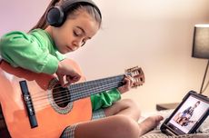 Anak Sering Dengar Lagu Dewasa? Ini 6 Cara Mengenalkan Lagu Anak
